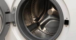 Kötü kokan çamaşır makinesi iç görünümü.