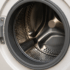 Kötü kokan çamaşır makinesi iç görünümü.